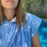 Poncho adulte bleu à motif femme