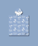 Découvrez notre poncho de plage enfant bleu avec des motifs palmiers et vagues blanches. Le lou.