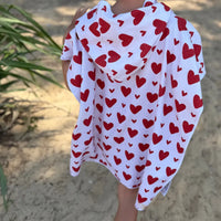 Poncho de plage enfant motifs coeurs rouges 