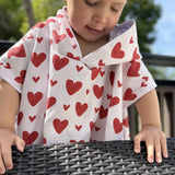 Poncho de plage enfant motifs coeurs rouges à capuche