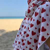 Poncho de plage enfant motifs coeurs rouges microfibre 