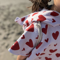 Poncho de plage enfant motifs coeurs rouges ultra absorbant