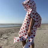 Poncho de plage enfant motifs coeurs rouges ultra doux