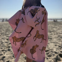 Poncho de plage enfant rose motifs léopard 