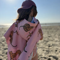 Poncho de plage enfant rose motifs léopard à capuche