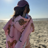 Poncho de plage enfant rose motifs léopard à capuche
