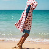 Poncho de plage motifs coeurs rouges microfibre