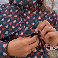 Poncho de pluie Paola avec motif marguerites sur fond bleu marine