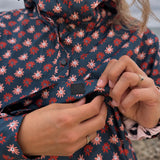 Poncho de pluie Paola avec motif marguerites sur fond bleu marine