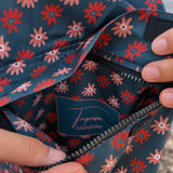 Poncho de pluie adulte Paola bleu marine à motifs marguerites porté sous la pluiepochette