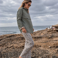 Poncho imperméable kaki porté par temps pluvieux avec capuche