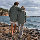 Poncho imperméable kaki uni porté par temps pluvieux avec capuche