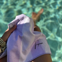 Serviette de piscine rayee violette et blanche microfibre
