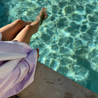 Serviette de piscine violette et blanche microfibre
