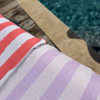 Serviette de plage rayee violette et blanche Tropesa