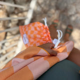 Serviette microfibre gaufrée damier orange ultra douce