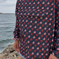 Vue de face du poncho de pluie Paola bleu marine à motifs marguerites
