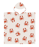 Poncho de plage enfant anti sable beige avec des motifs crabes rouges.