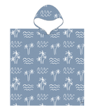 Poncho de plage enfant anti sable bleu avec des motifs palmiers et vagues blancs