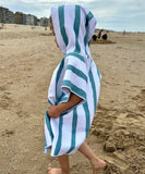 Poncho de plage enfant avec capuche rayé vert et blanc comprenant un léger défaut.