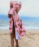 Poncho de plage enfant avec capuche rose avec des motifs léopard comprenant un léger défaut.